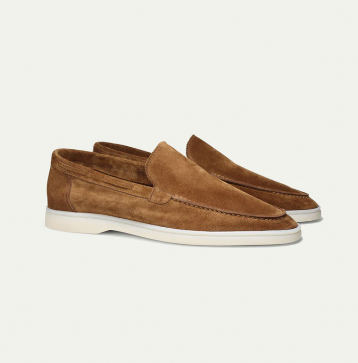 Mocassim masculino versátil, marrom claro, combina conforto e estilo para primavera, verão e uso casual.