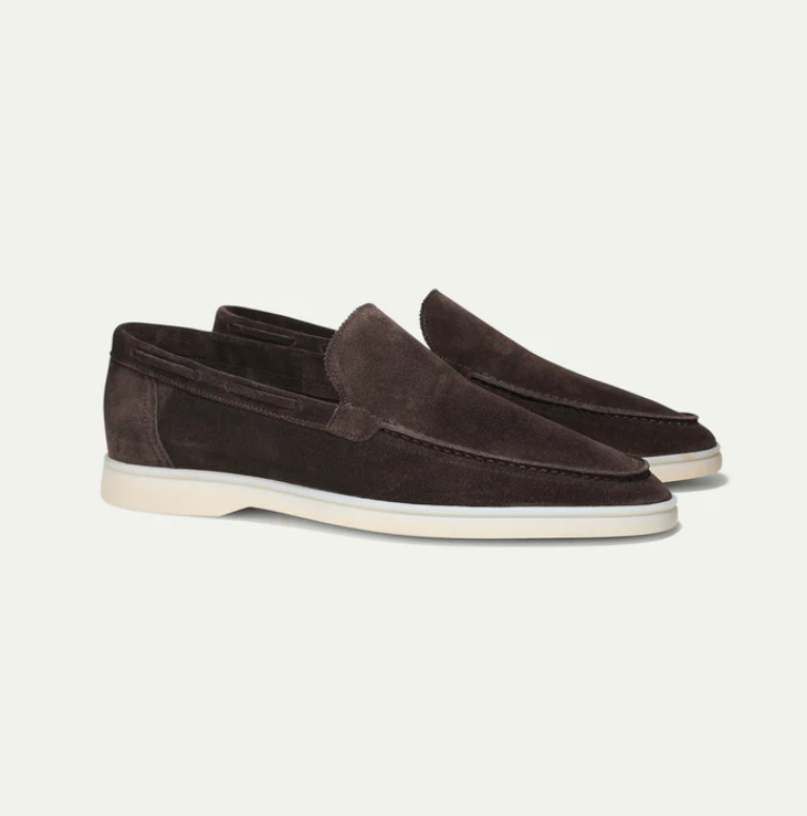 Mocassim masculino leve e confortável para o verão, calçado ideal para um visual casual e elegante.