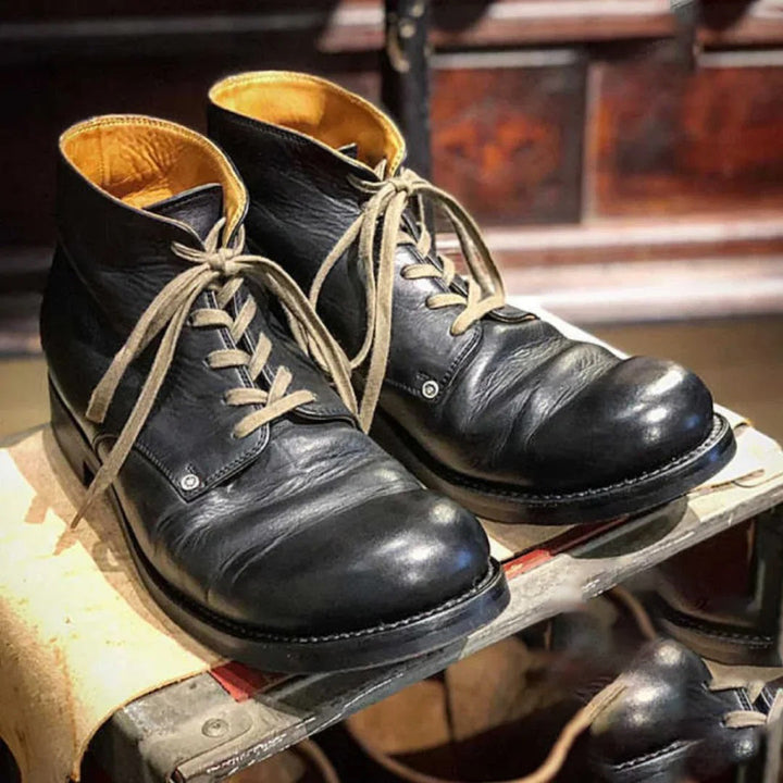 Botas masculinas Rurek pretas e marrons. Calçado versátil de estilo clássico para homem, ideal para o inverno e outono.
