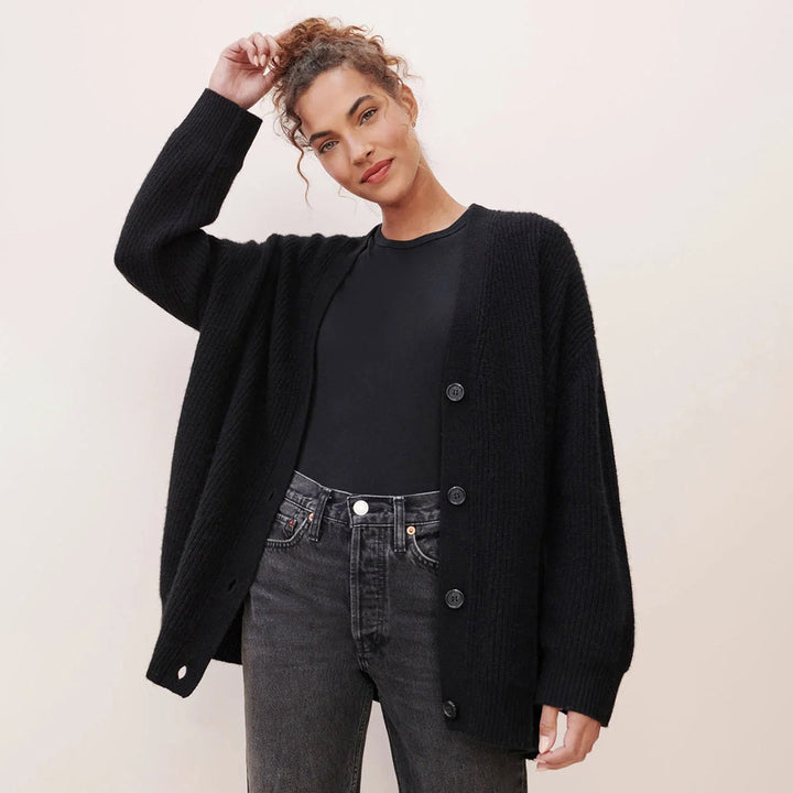Blazer feminino oversized preto elegante, perfeito para sobreposição em moda outono/inverno, confortável e versátil.