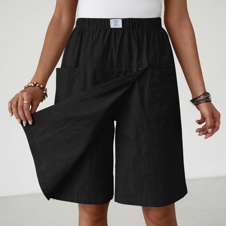 Saia-calção feminina envolvente com bolso lateral e cintura elástica, proporcionando conforto e estilo para o dia a dia.