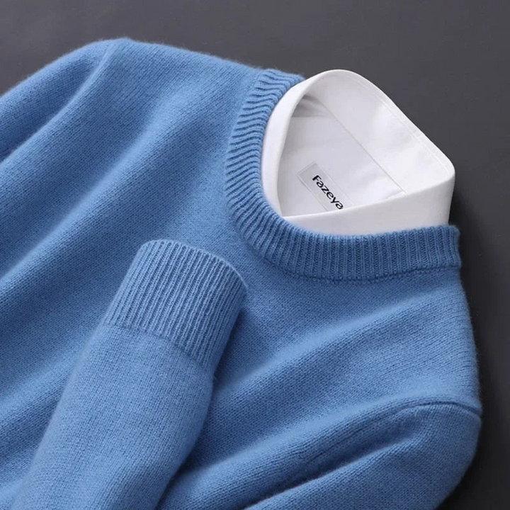 Suéter masculino de gola redonda, malha macia e elegante, ideal para looks casuais e clássicos.