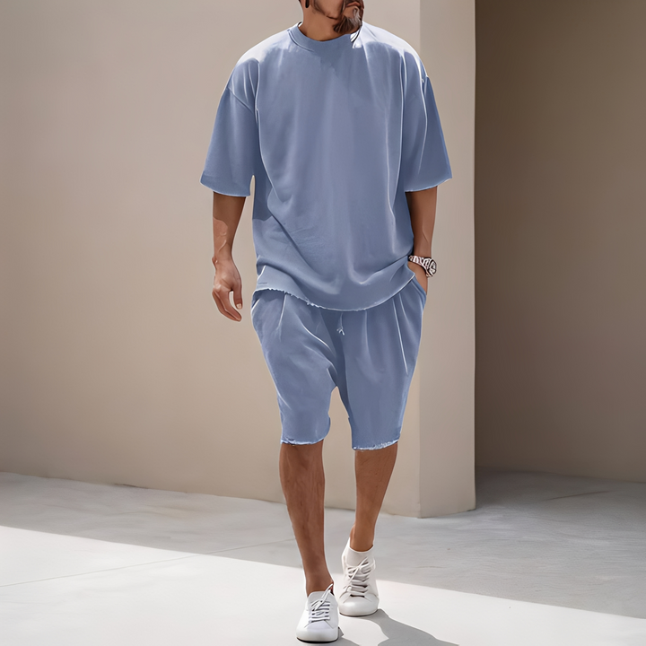Homem em conjunto de verão masculino oversize casual, ideal para moda masculina descontraída e lazer.