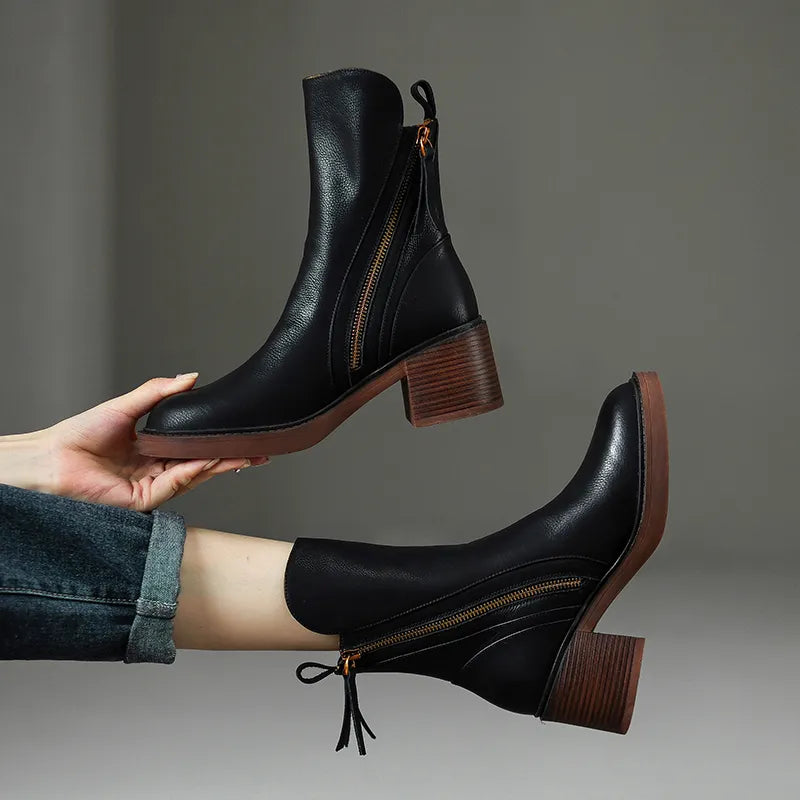 Botas elegantes femininas de cano médio, ideais para um visual sofisticado e confortável.