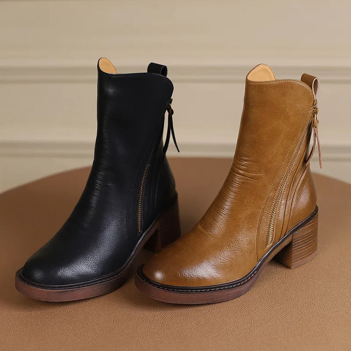 Par de botas femininas cano médio, pretas, solado robusto, conforto duradouro e muito estilo.