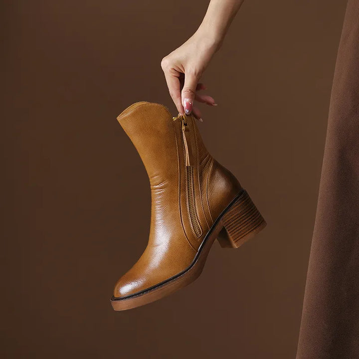Botas femininas castanhas de cano médio, super confortáveis e ideais para qualquer ocasião.