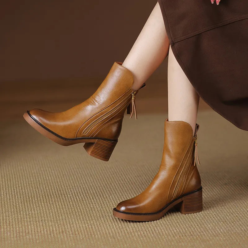 Botas cano médio femininas, pretas, combinando elegância e o conforto que você precisa.