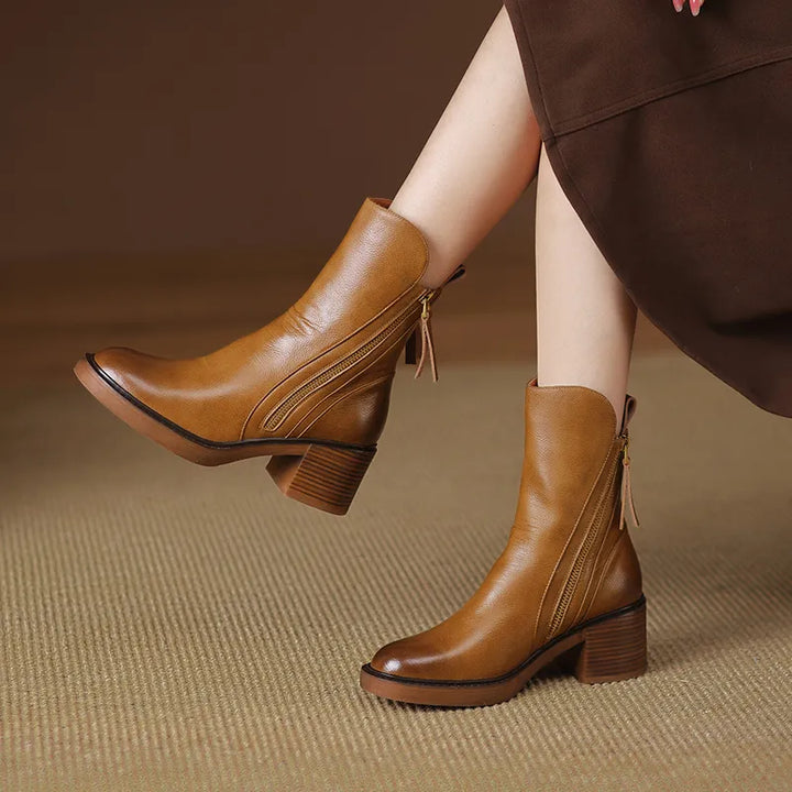 Botas cano médio femininas, pretas, combinando elegância e o conforto que você precisa.