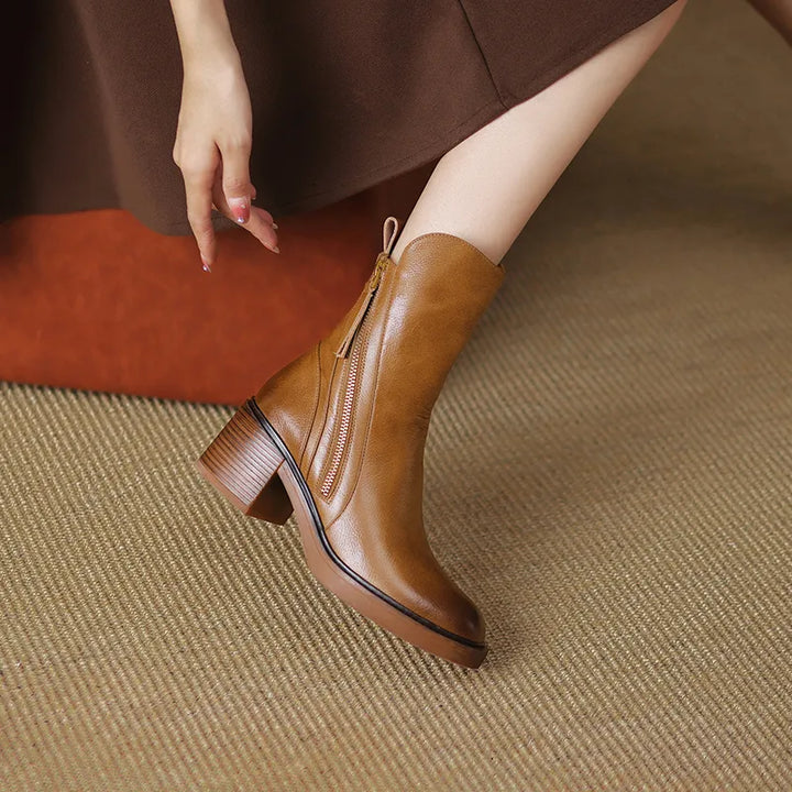 Botas de cano médio femininas, pretas, design minimalista e confortável para o uso diário.