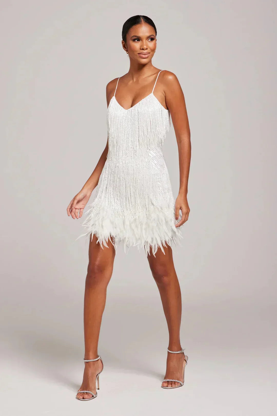 Vestido feminino curto com franjas vibrantes, sem mangas e decote tomara que caia, moda festa verão casual chic.