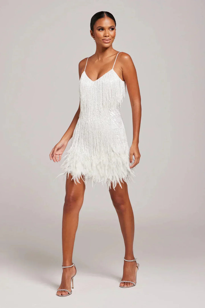 Vestido feminino curto com franjas vibrantes, sem mangas e decote tomara que caia, moda festa verão casual chic.