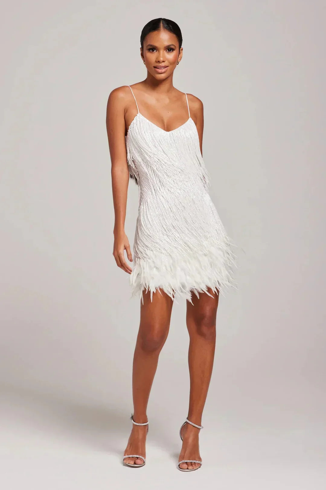 Vestido elegante de franjas para cocktail, mini, com decote tomara que caia. Ideal para festas de verão.