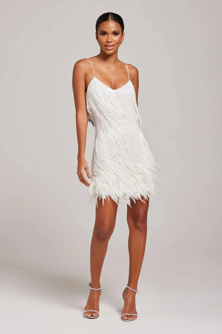Vestido elegante de franjas para cocktail, mini, com decote tomara que caia. Ideal para festas de verão.
