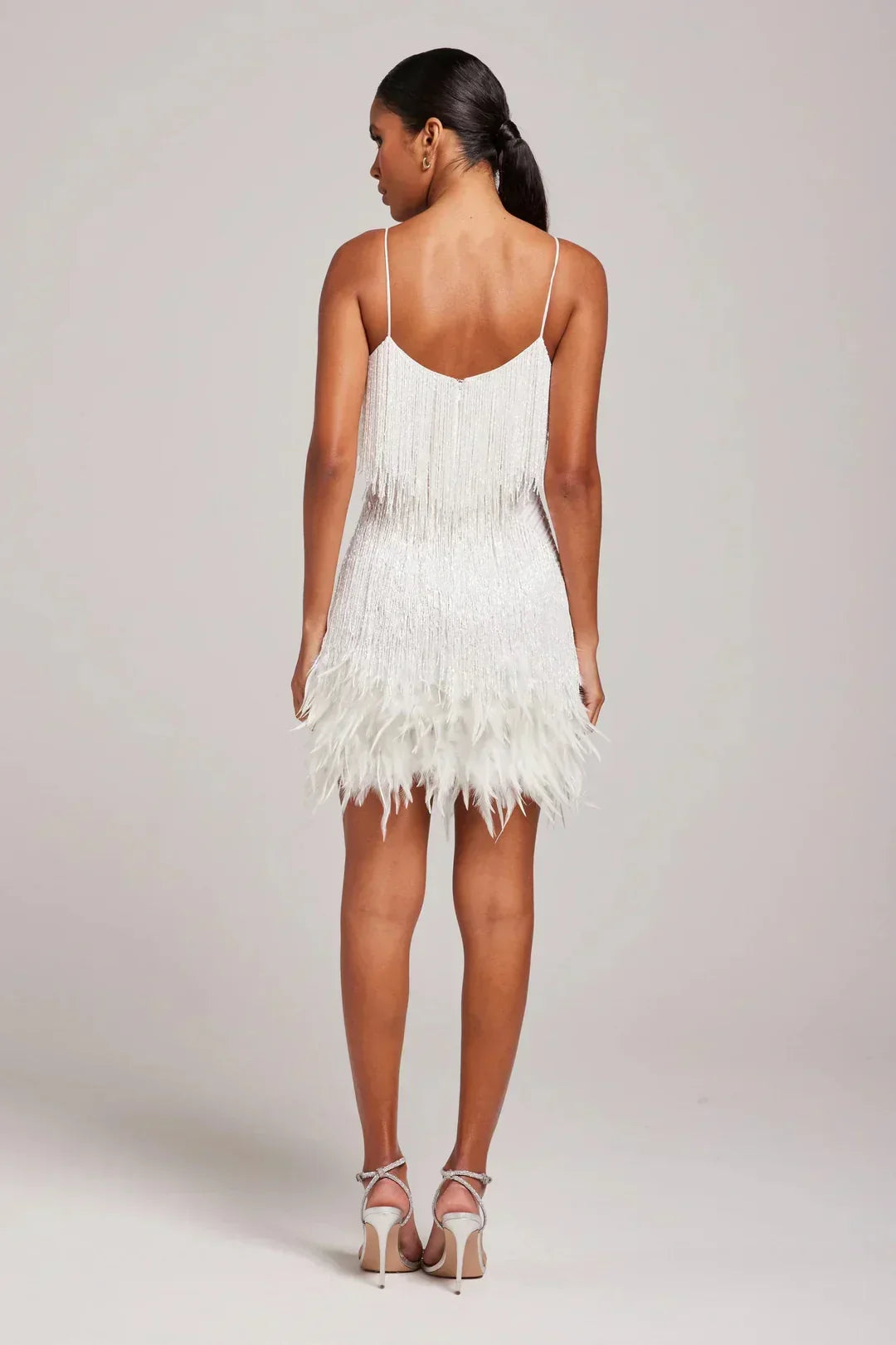 Vestido feminino mini com decote tomara que caia e franjas, estilo casual chic, perfeito para eventos de verão.