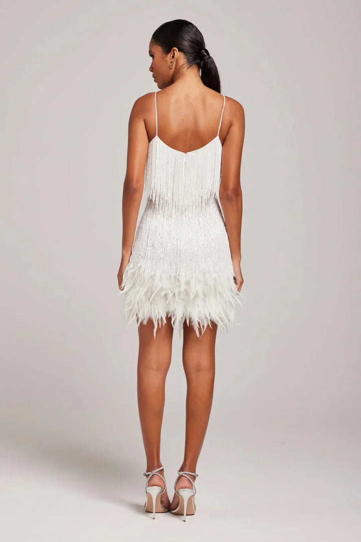 Vestido feminino mini com decote tomara que caia e franjas, estilo casual chic, perfeito para eventos de verão.