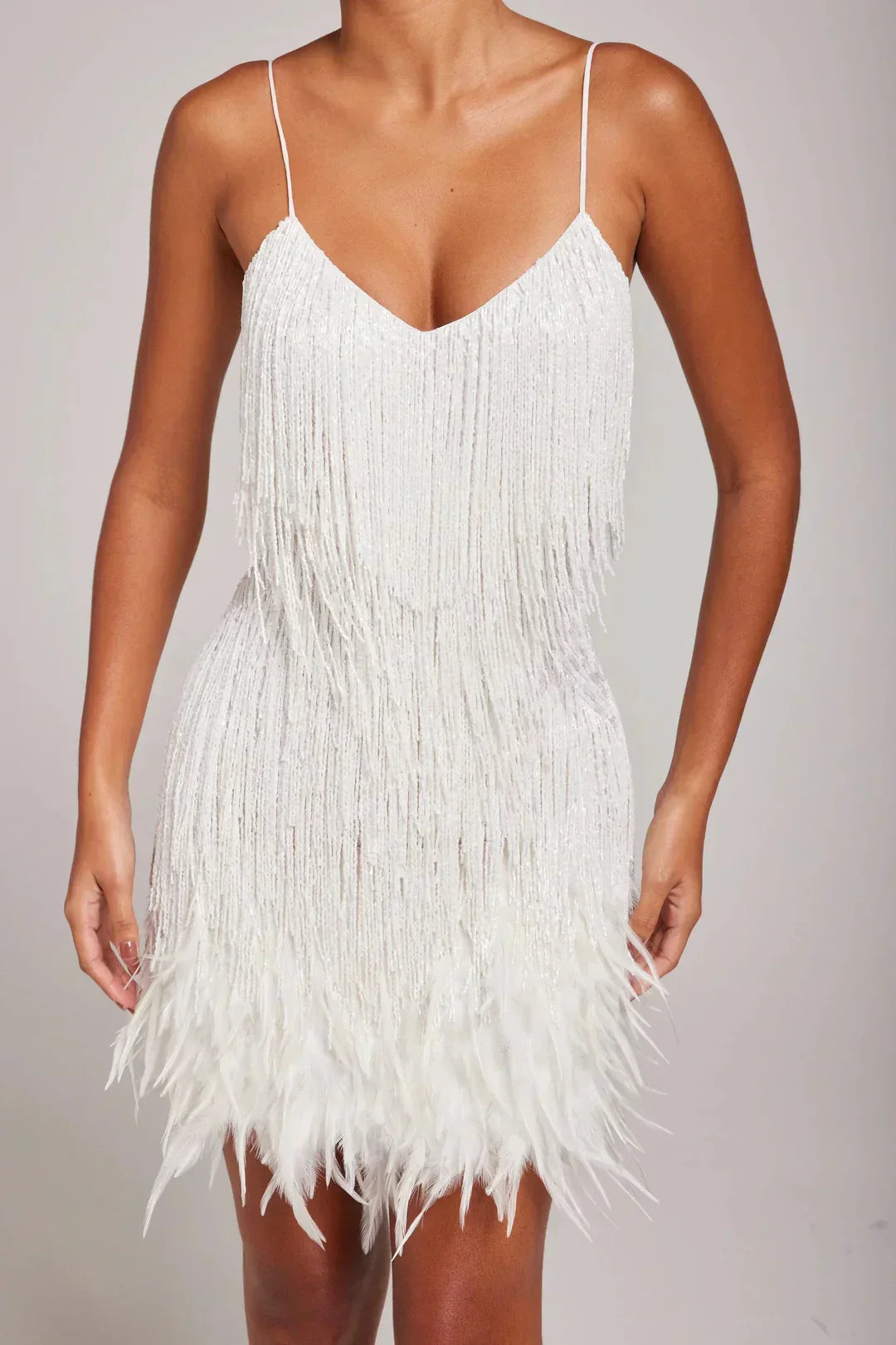 Vestido feminino elegante, mini, com franjas e decote tomara que caia, ideal para celebrações de verão.