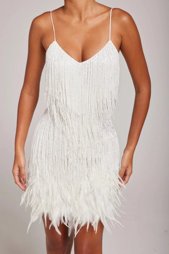 Vestido feminino elegante, mini, com franjas e decote tomara que caia, ideal para celebrações de verão.