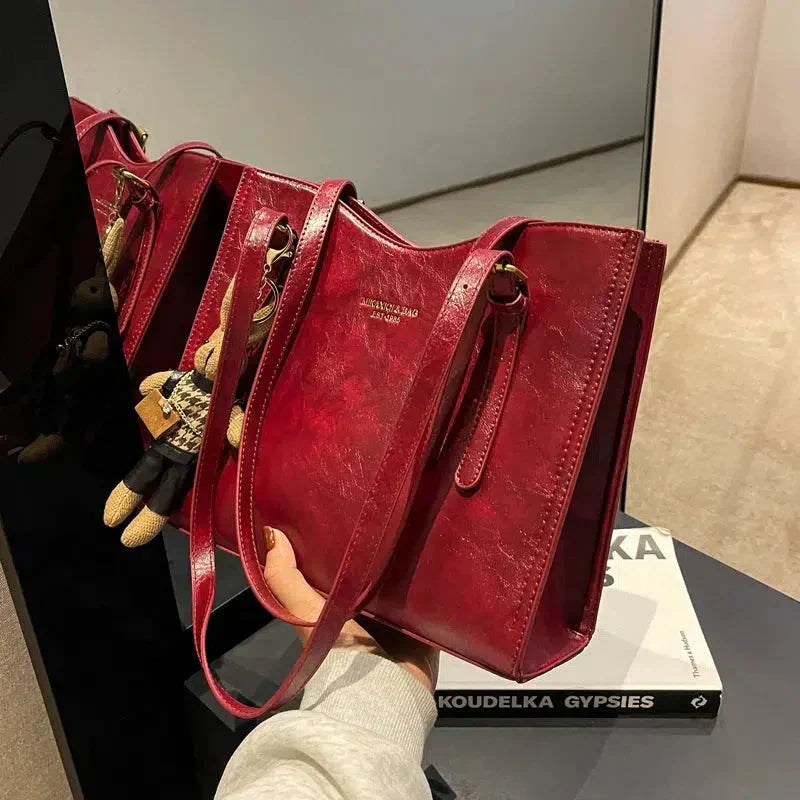 Bolsa Feminina Lena castanho aberta, mostrando capacidade interna para itens essenciais e laptop.
