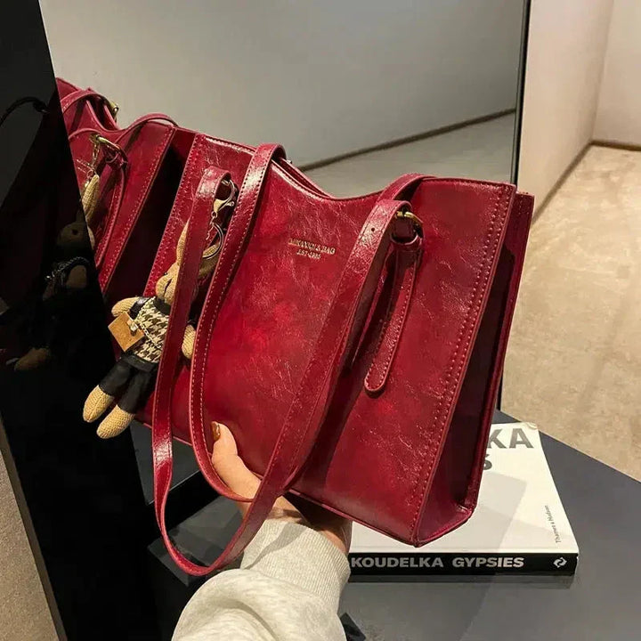 Bolsa Feminina Lena castanho aberta, mostrando capacidade interna para itens essenciais e laptop.