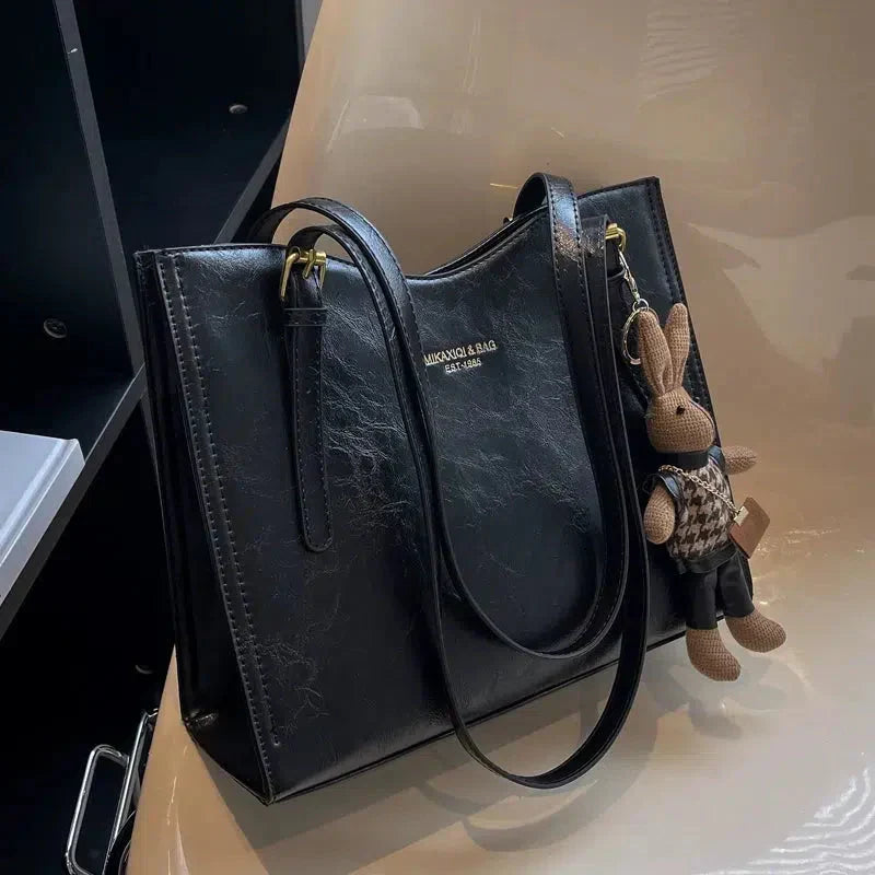 Bolsa de ombro Vintage Lena, vista frontal completa, couro vegano, prática e clássica.