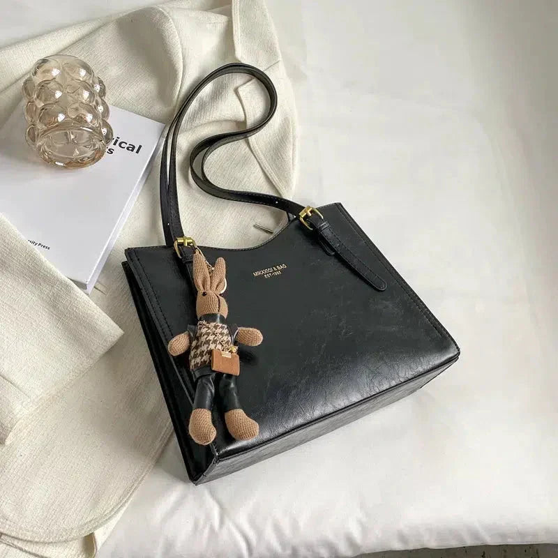 Bolsa feminina Lena vermelha com detalhes vintage, acessório de ombro elegante para qualquer ocasião.