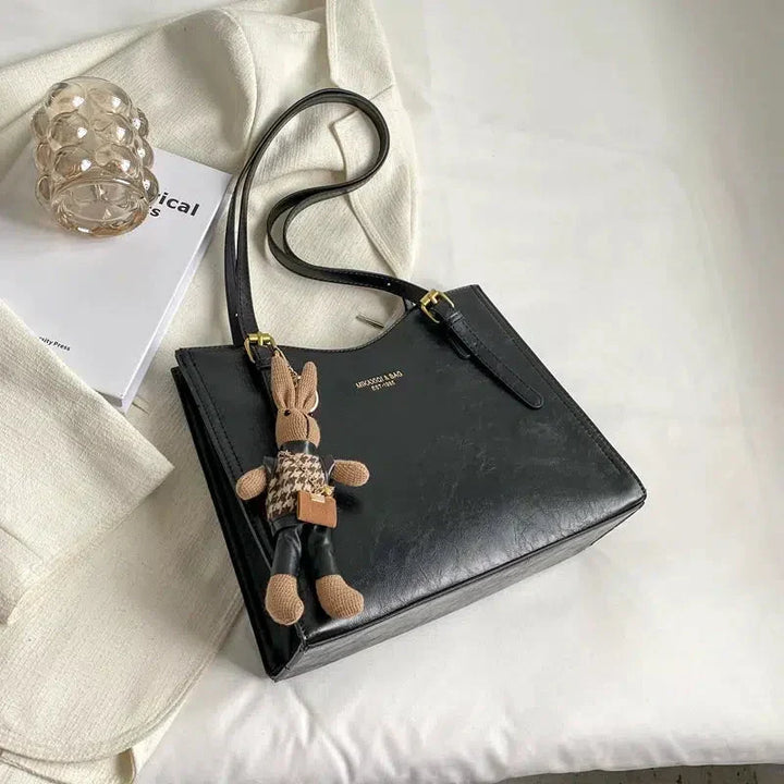 Bolsa feminina Lena vermelha com detalhes vintage, acessório de ombro elegante para qualquer ocasião.