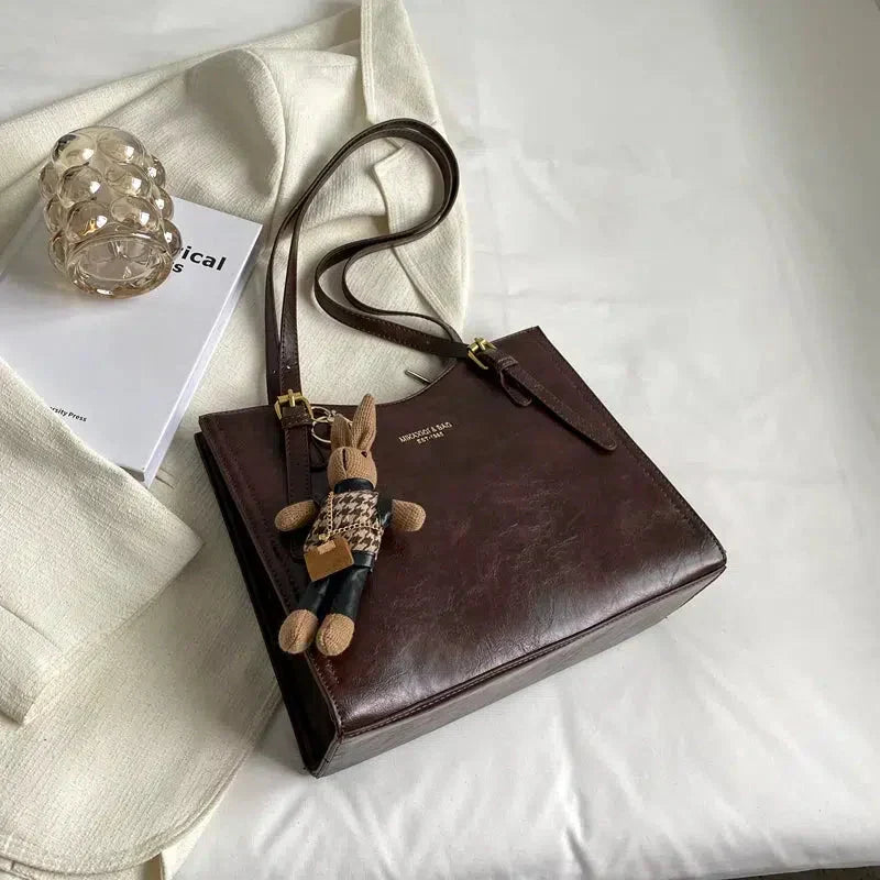 Bolsa de ombro clássica Lena castanho, elegante e espaçosa para laptop, acessório de moda feminina.