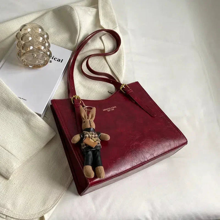 Bolsa de Ombro Vintage Lena em ambiente urbano, mostrando sua versatilidade e elegância.