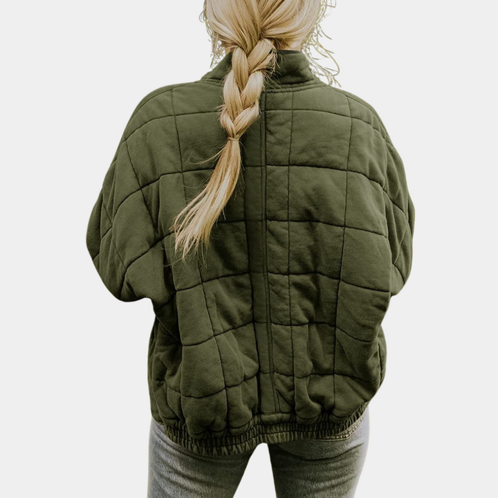 Jaqueta feminina acolchoada preta, estilo oversized e matelassê. Casaco de outono confortável para moda casual.