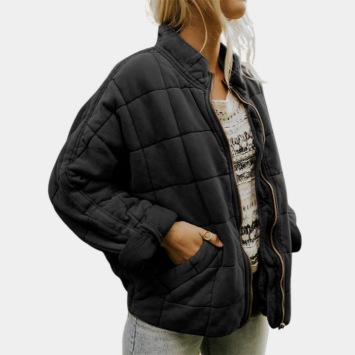 Jaqueta feminina acolchoada preta com matelassê, estilo oversized. Casaco casual chic e confortável para outono.