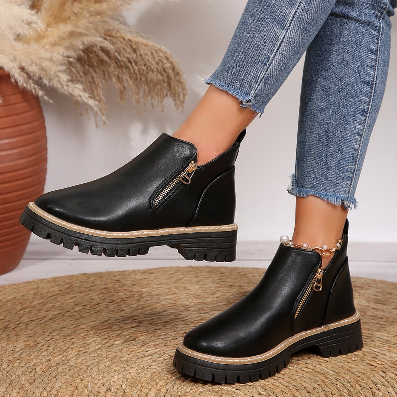 Estilosas botas femininas pretas de tornozelo, design elegante para inverno, calçado com conforto e aderência.