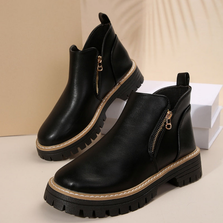 Botas femininas elegantes de tornozelo em preto. Ajuste confortável, ideal para o inverno, com estilo moderno.