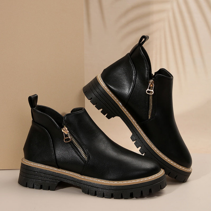 Botas femininas pretas de tornozelo, calçado elegante e confortável com sola antiderrapante. Perfeitas para inverno.