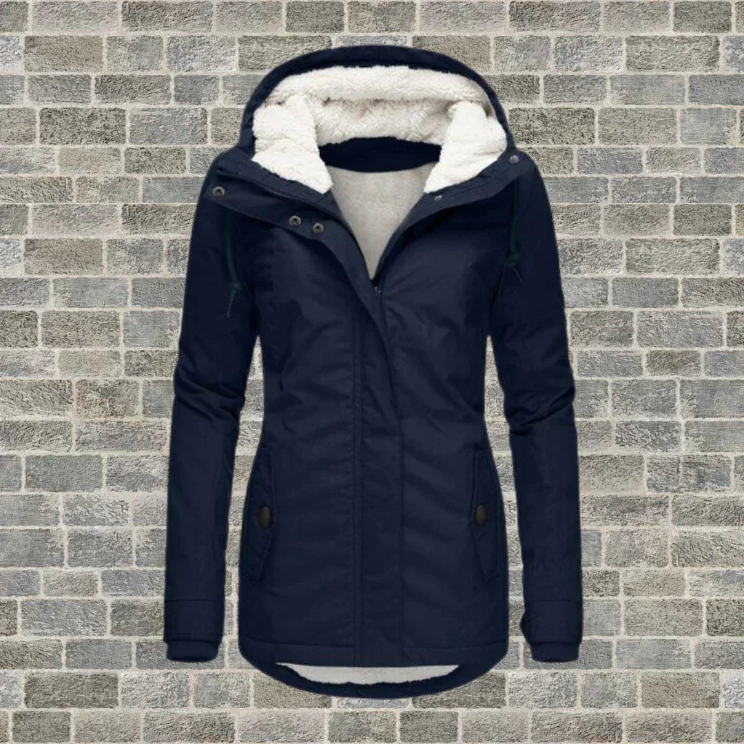 Roupa feminina: sobretudo plissado com capuz, jaqueta elegante para outono e inverno. Detalhes sofisticados.