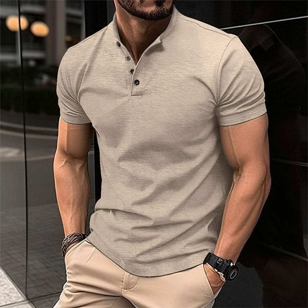 Detalhe de gola e botões da polo masculina exclusiva. Conforto e estilo premium para o homem moderno e elegante.