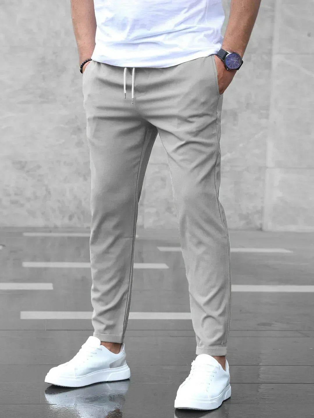 Calça Stretch Masculina Nico em cor neutra, essencial para conforto e flexibilidade diária. Moda masculina versátil.
