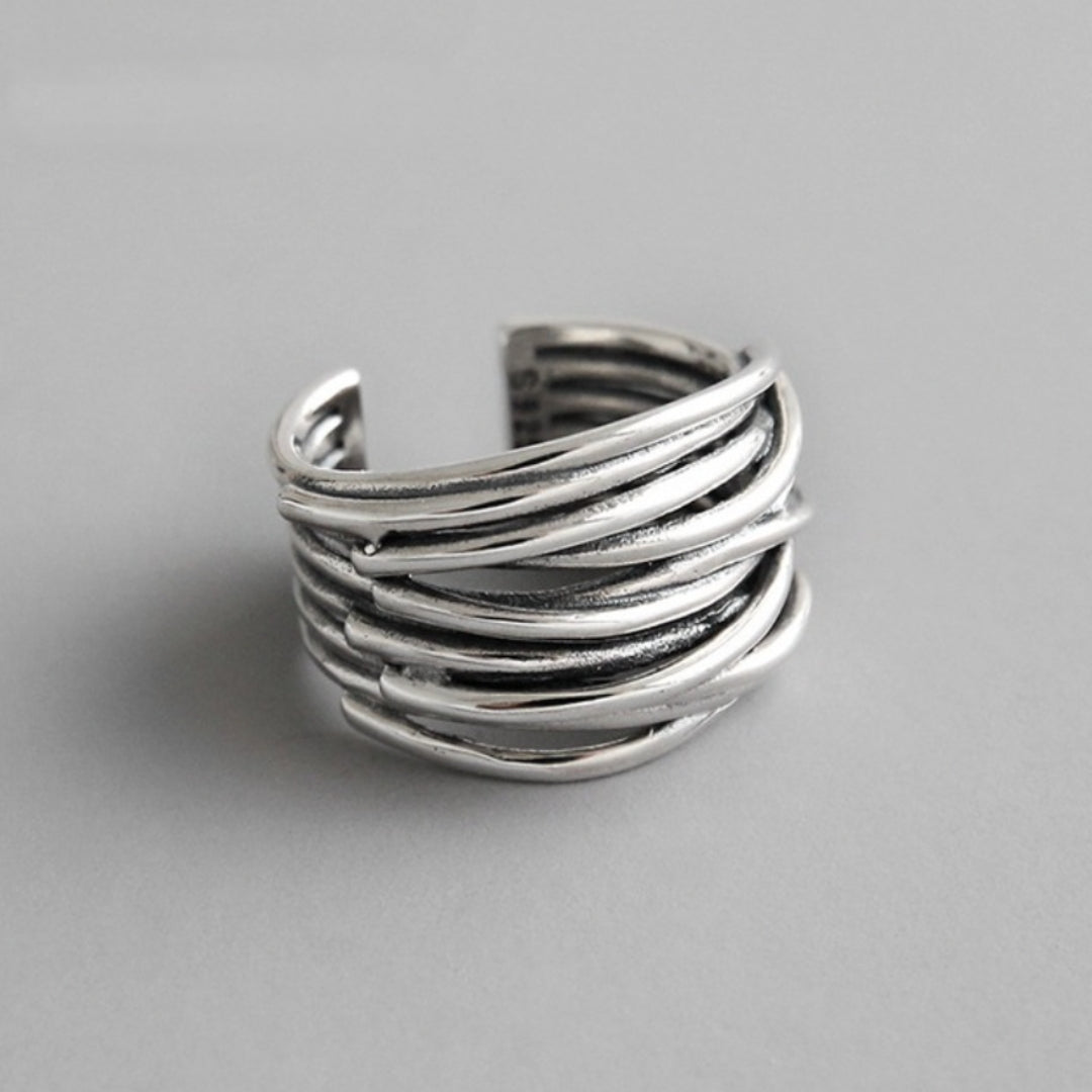 Anel feminino ajustável prateado de camadas, design moderno e elegante para moda feminina. Joia versátil.