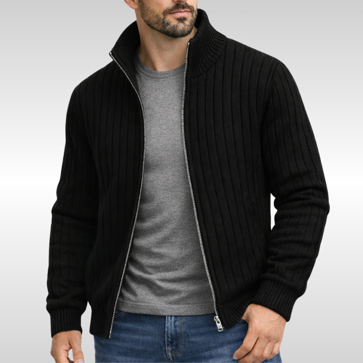 Colete azul masculino com fecho. Design casual e versátil, adiciona conforto e elegância ao visual.