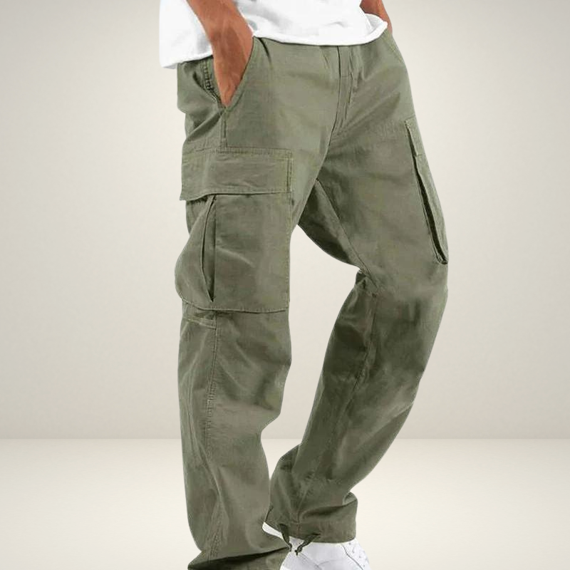 Detalhe de calça cargo masculina resistente com bolsos laterais grandes. Roupa versátil para o dia a dia e aventura.
