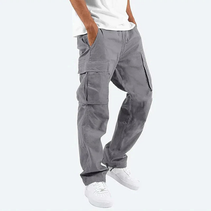 Calça cargo masculina confortável, em look streetwear para outono/inverno. Versátil para moda masculina casual e urbana.