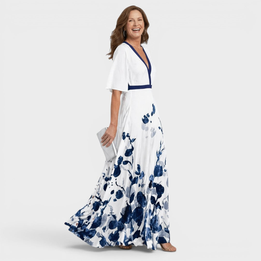 Mulher em vestido fluido halter elegante, ideal para dias quentes de verão e conforto.