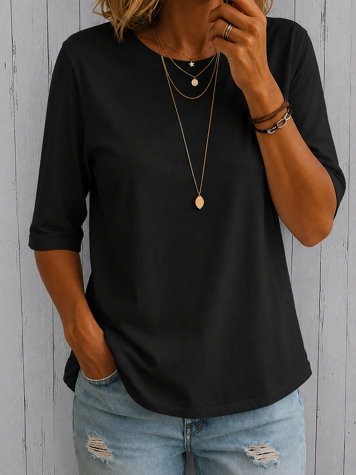 Camiseta feminina básica de meia manga para o dia a dia. Confortável e com estilo casual e moderno.