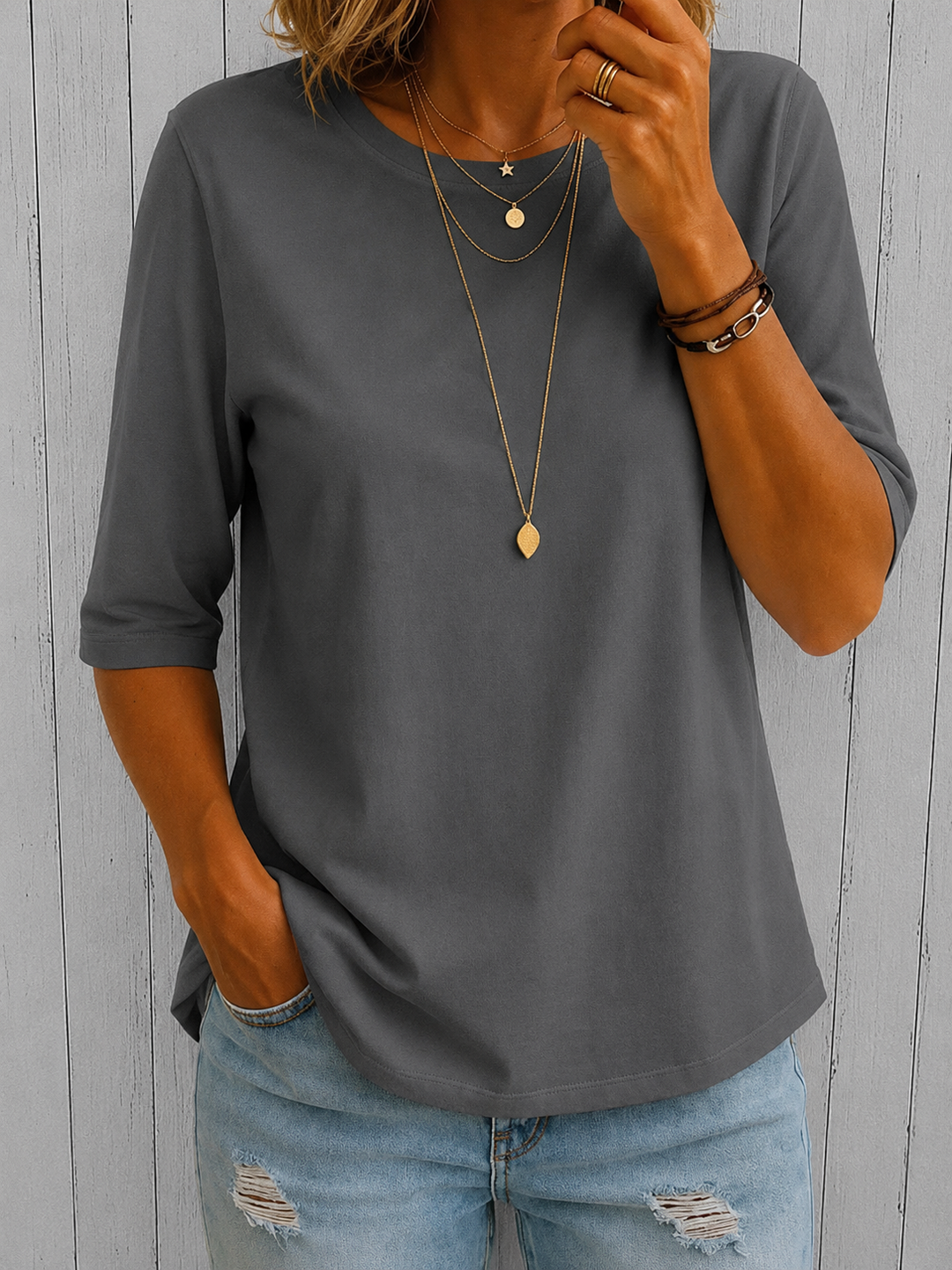 Moda versátil: camiseta de meia manga para mulher, descontraída para o dia a dia com toque de estilo.