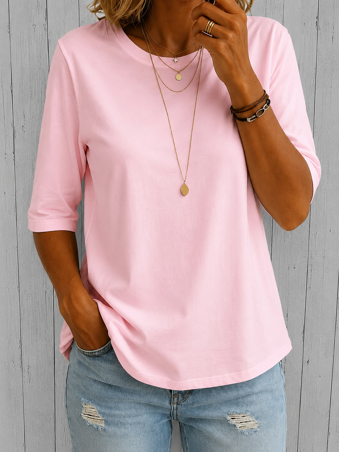 Blusa feminina de verão: camiseta de meia manga, leve e descontraída, para um look casual e prático.