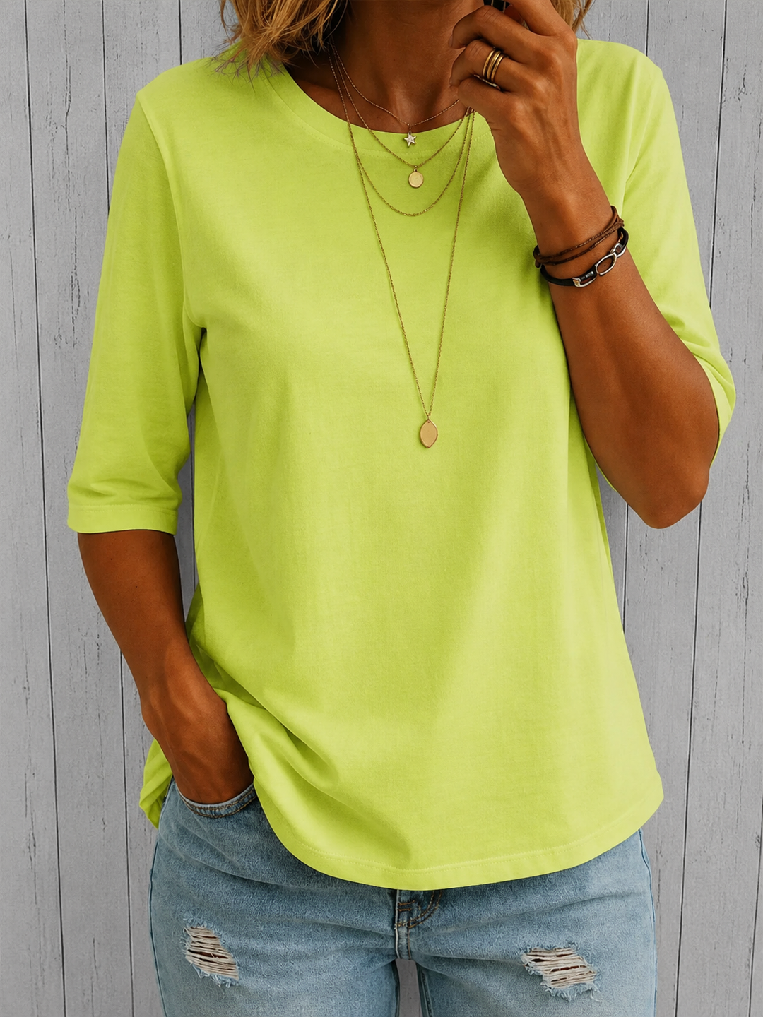Estilo básico: camiseta feminina com meia manga, ideal para o dia a dia, oferece conforto e versatilidade.