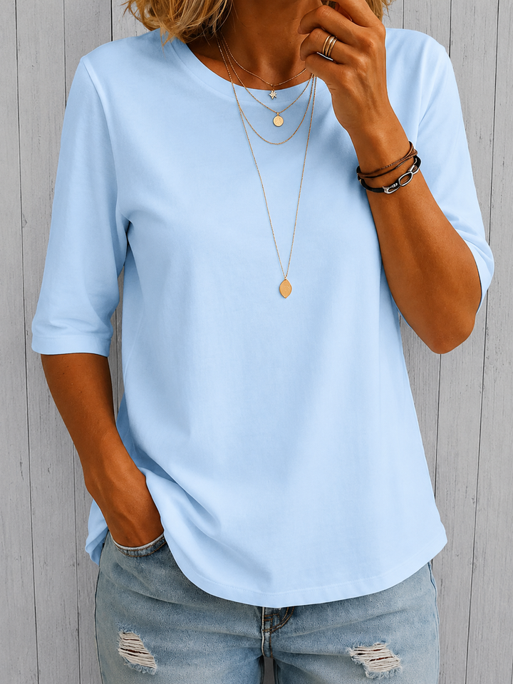 Moda feminina: camiseta de meia manga versátil, ideal para um look descontraído e confortável no verão.