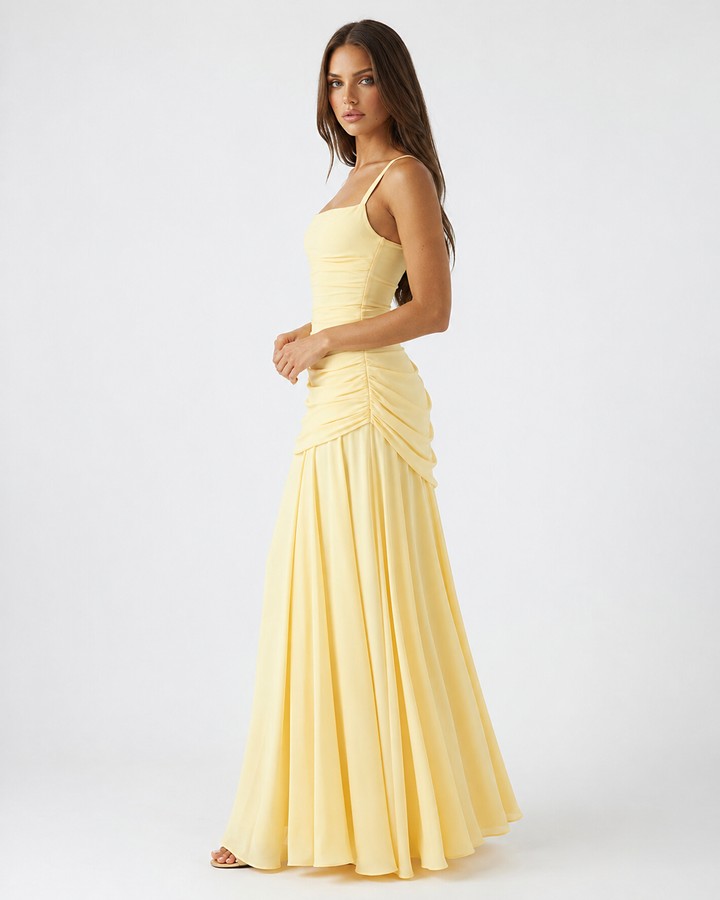 Vestido maxi feminino vermelho elegante, decote quadrado e detalhe drapeado.
