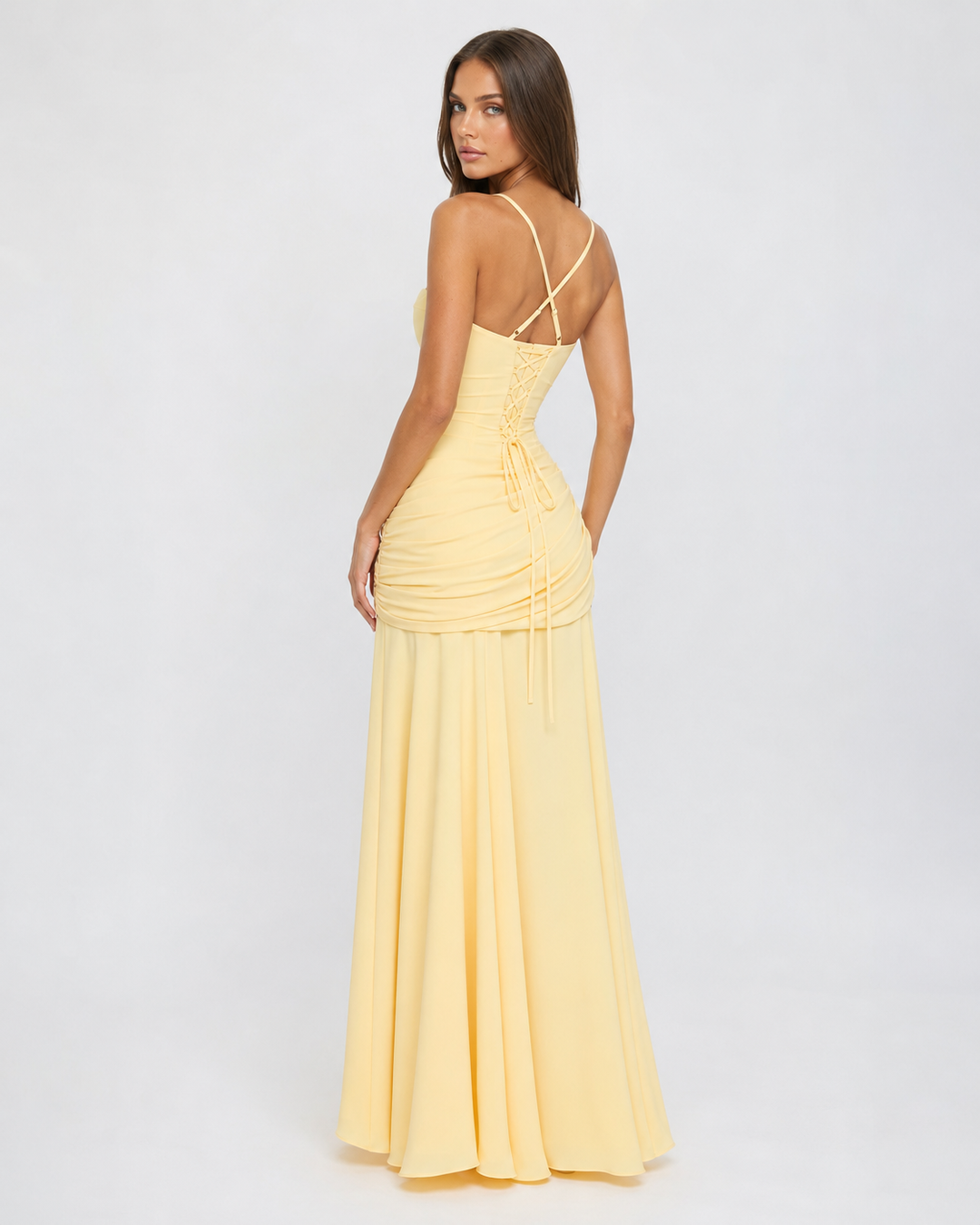 Vestido preto maxi para ocasiões especiais, com decote quadrado e drapeado.