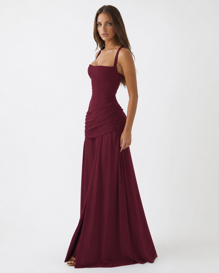 Vestido de festa maxi em preto com decote quadrado e caimento drapeado feminino.