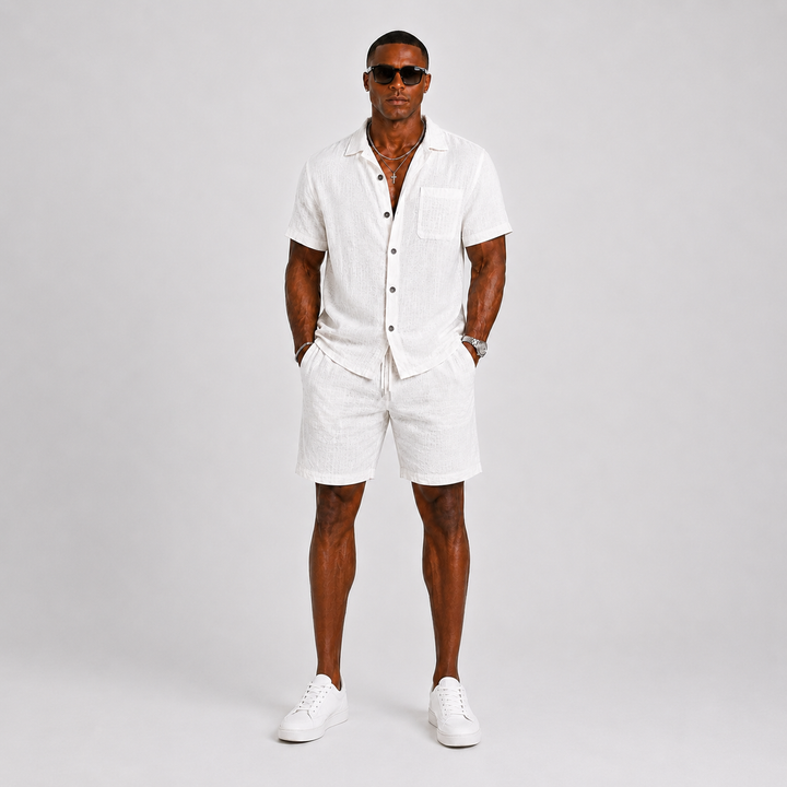 Estilo masculino: conjunto de shorts leve para verão. Roupa casual e confortável, perfeita para praia e viagens.